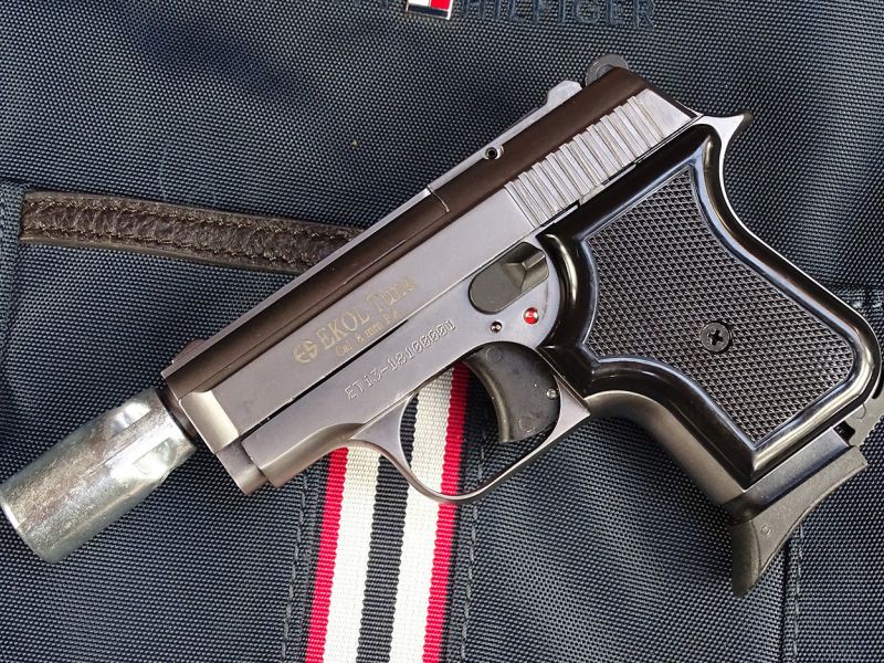 I tato malá kapesní pistolka je konstrukčně uzpůsobena na vystřelování světlic pomocí kovového nástavce, který se šroubuje do ústí hlavně.