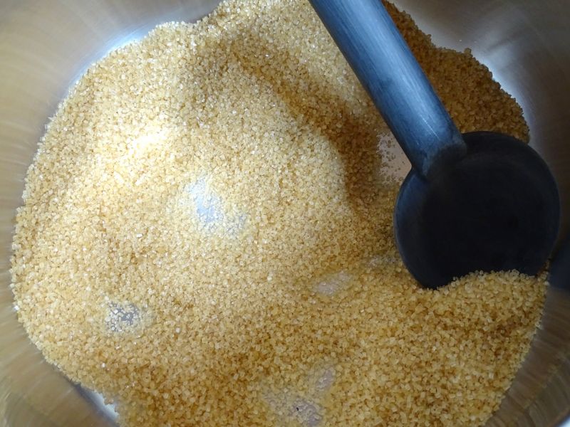 Nejprve nechte velmi pozvolna na mírném plameni rozpustit cukr. Může být jak klasický řepný bílý, tak lze použít i tmavý třtinový.