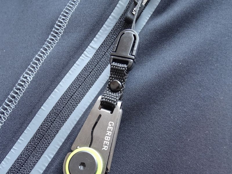 Malé ostří na zip je v zavřeném stavu dlouhé 43 milimetrů, široké 20 milimetrů a 10 milimetrů silné. Délka v otevřeném stavu je 57 milimetrů a délka samotného ostří pak 17 milimetrů, síla ostří je slušné 2 milimetry. Celková hmotnost přívěšku dosahuje 19 gramů.