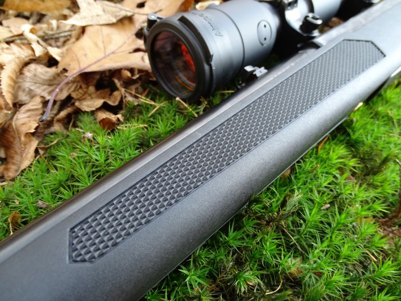 Zdrsnění na polymerové pažbě pušek je příjemně hluboké, tak akorát, aby příliš netlačilo, ale současně aby poskytlo jistý a pevný úchop i za deště nebo, když máte například spocené ruce. Zdrsnění předpažbí je také dostatečně dlouhé tak, aby střelec dle individuálního způsobu úchopu pušky či díky svým fyzickým proporcím mohl zbraň pohodlně držet.