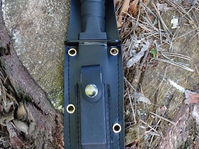 Takto vypadá úsměvný Rambo nůž v pouzdře...