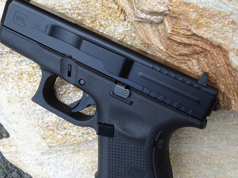 Nainstalovaný klip na subkompaktní model pistole Glock 26 z levé strany závěru. Tato instalace bude zřejmě výhodnější pro leváka.