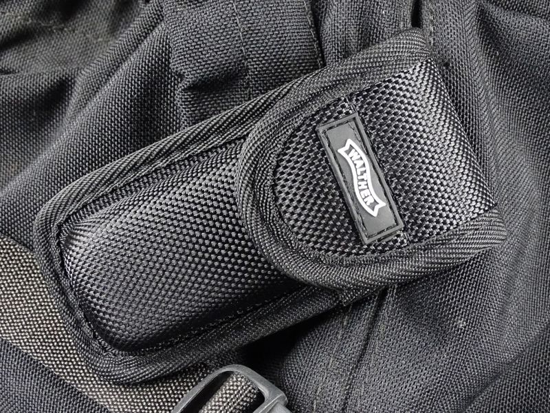 Pouzdýrko je k nožíku sice dodáváno velmi pěkné, ale k čemu to je...