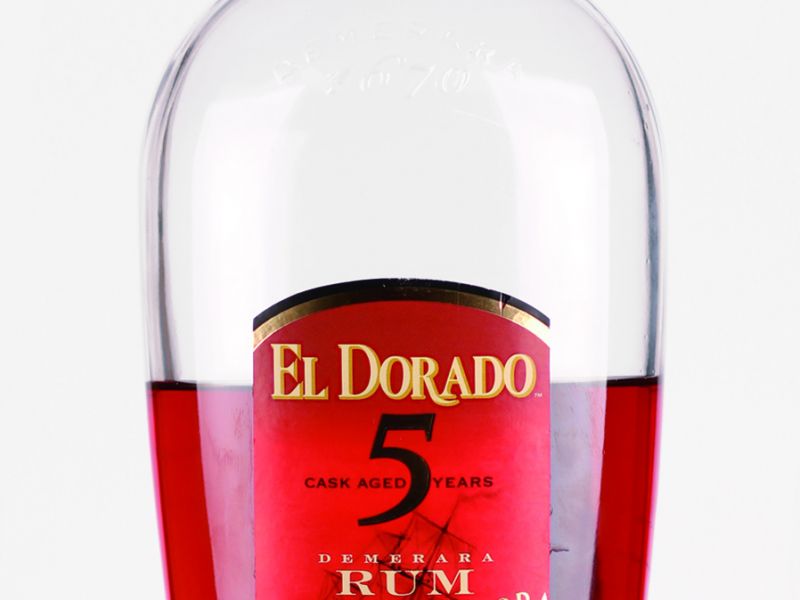 Na láhev třtinového rumu dejte hrst kůry. Aby se vám tam kousky kůry vešly, budete muset nějakýho toho panáka odpít, ale myslím, že s tím mít žádnej problém nebudete – a můžete vyrazit na dobrodrůžo. Pravej rum můžete nahradit tuzemákem nebo vodkou.