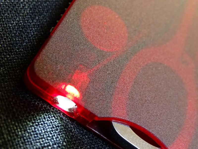 Zcela jistě největším tahákem karty Lite je do její konstrukce integrovaná led svítilna. Ovládání je jednoduché a výměna baterie jakbysmet. Svítilna sice není vodotěsná, ale ve tmě to bude praktický pomocník při vaší jakékoli činnosti.