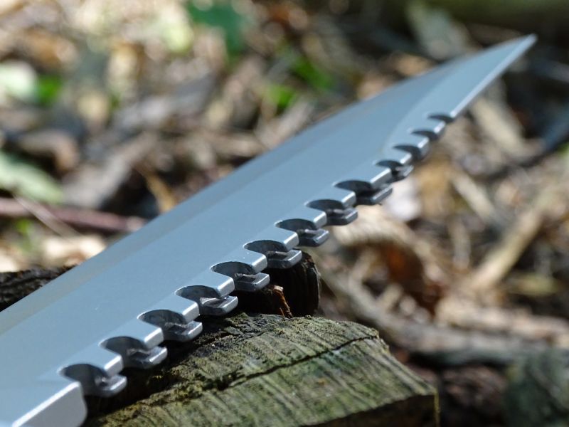 Součástí čepele repliky jsou také věhlasné zuby na jejím hřbetu. V praxi tak mohly řezat dřevo nebo například kosti. Zdali by šla tato pila použít na řezání hliníku na trupu letadla, je však diskutabilní.