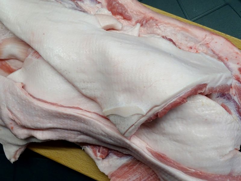 Vše začíná nákupem či odřezáním a očištěním prasečího (vepřového) sádla. Dnes, když se tolik prase nechová na sádlo, dostane se koupit sádlo pěkně, jak se říká, prorostlé masem.