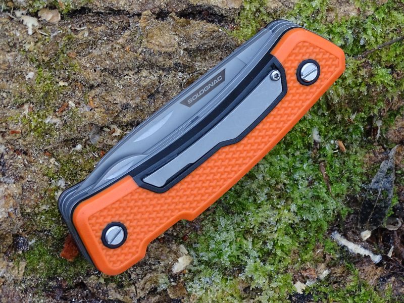 V zavřeném stavu je nůž dlouhý 115 milimetrů, vysoký je 38 milimetrů a široký 20 milimetrů.