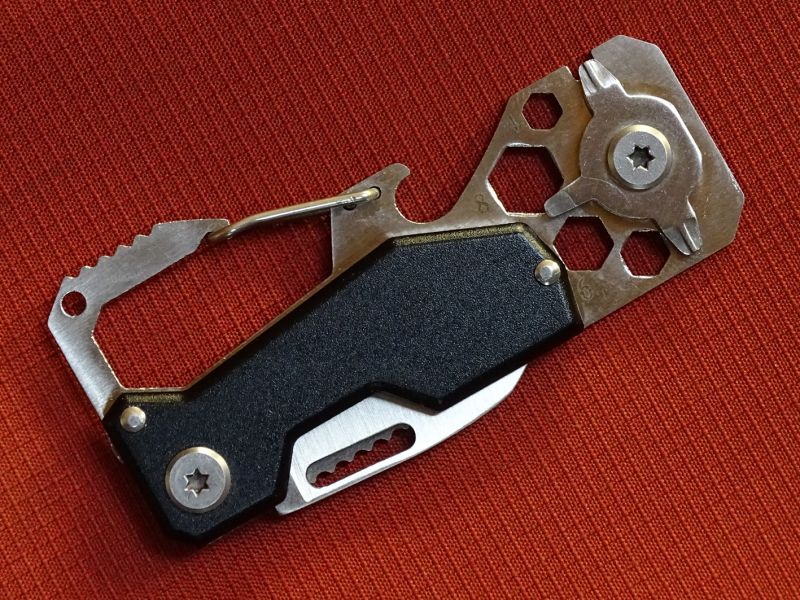 Na obou obrázcích si můžete pěkně prohlédnout a porovnat multitool v otevřeném a naopak v zavřeném stavu.