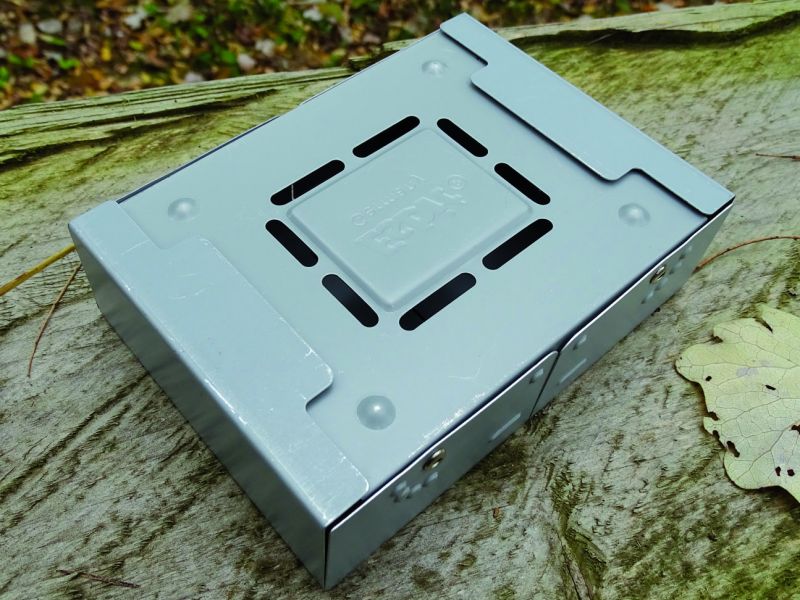 Spodní pohled na velký vařič odhaluje symetricky umístěné otvory pro přívod vzduchu kolem „ohniště“.