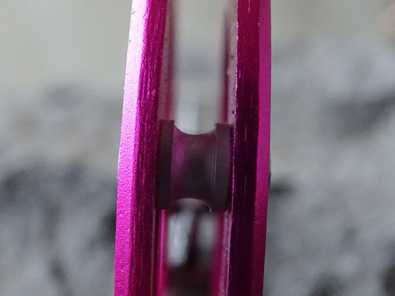 Nejen díky použitému duralu, ale také díky skeletové konstrukci nůž téměř nic neváží.