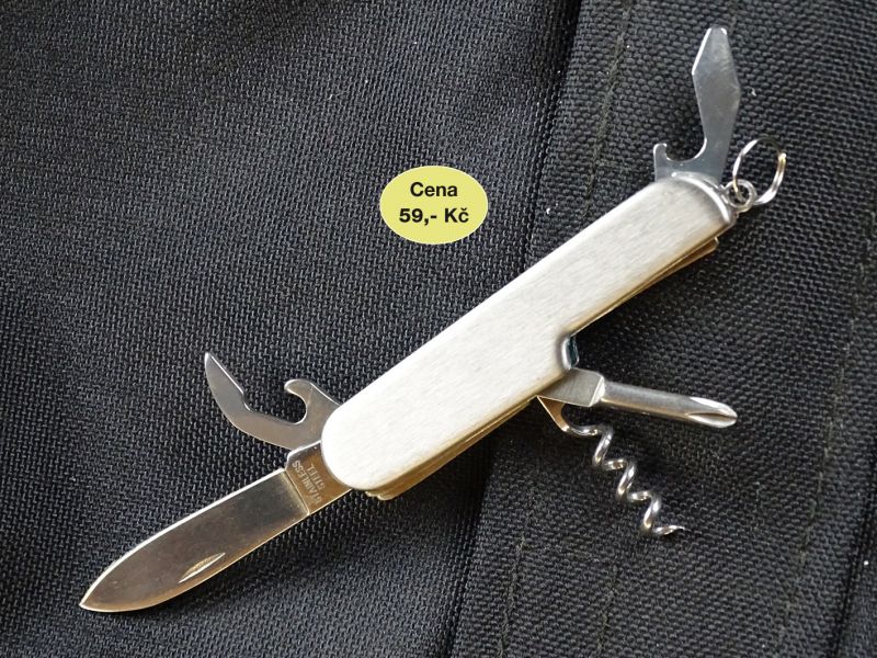 Multifunkční zavírací nůž Campello pořídíte za 59,- Kč. Jde o malý nožík, který je příkladně zpracován a je celý vyroben z nerezové oceli. Dobře se otevírá a obsahuje 5 nástrojů: nůž, otevírák konzerv, vývrtku, křížový šroubovák a otevírák korunkových uzávěrů. Délka nože je 75 mm, šířka 20 mm a výška 10 mm. Délka čepele je 44 mm. Nožík váží 37 gramů.