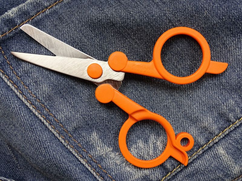 Rozložené nůžky jsou pak dlouhé 111 mm, široké 66 mm a vysoké pořád pouze 9 mm. Hmotnost nůžek také není vysoká a dosahuje pouhých 16 g.