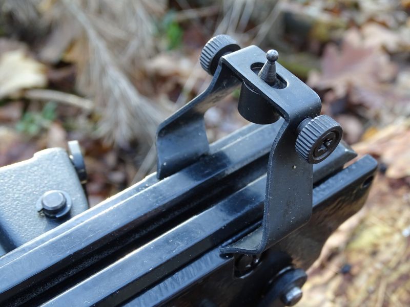 Mechanická mířidla mají slabinu ve svém hledí. Zatímco muška je dá se říci dokonalá a navíc stranově korigovatelná, hledí jako celek není také vůbec špatné, ovšem až na plíšek, ve kterém je výřez hledí. Je moc malý a mušku do něj téměř nedostanete.