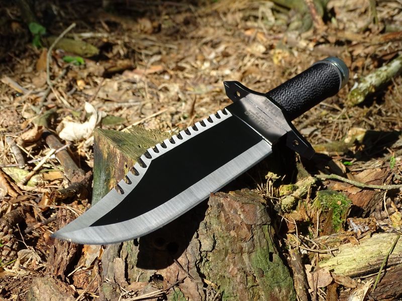 Těžká váha druhého pokračování. Oproti jedničce je čepel tohoto obra delší i vyšší. Rukojeť však zůstala s jedničkou shodná. Pro zvýšení atraktivnosti je střední část čepele lakována matnou černou, zbylé plochy jsou ponechány v broušené oceli.