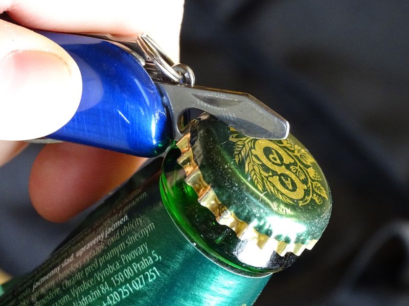 Další ukryté nástroje jako je například otevírák korunkových uzávěrů nebo otevírák konzerv spolehlivě fungují u všech zavíráků. Předpokládám, že otevírák korunkových uzávěrů bude fungovat snad pořád a otevírák konzerv jich spolehlivě otevře desítky!