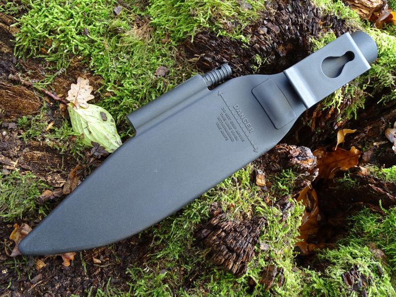 Pohled na pouzdro ze zadní strany. Opět „maximální pojetí minimalismu“. Můžeme zde také uvést, že pouzdro jak u Bushmanu, tak i u Bowie Blade Bushmanu je vybaveno ve své nejspodnější části odtokovým otvorem kruhového průřezu.