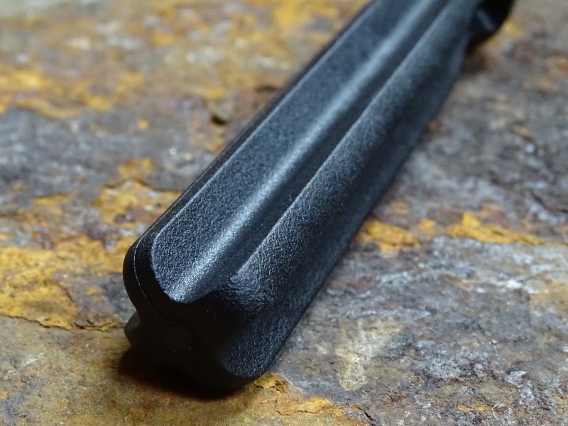 Rukojeť bodce schovaného v hřebenu má křížový průžez jako jeho čepel.