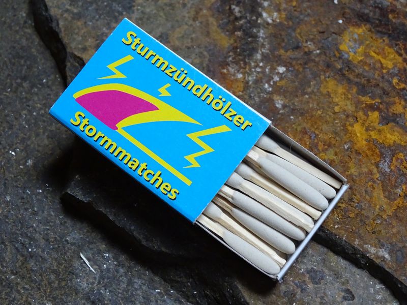 I super sirky (odolné vůči vodě a větru) se vyrábějí v malém formátu běžných klasických sirek. Protože mají výrazně zvětšenou zápalnou hlavičku, vleze se jich do papírové krabičky pouze 20 kusů.