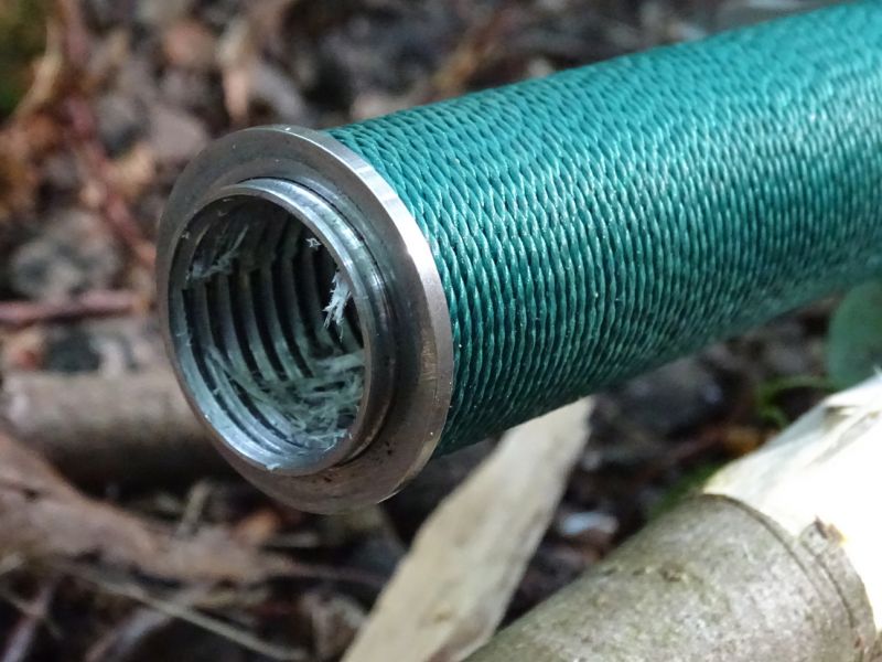 Vnitřní závit v dutině rukojeti ještě dokonaleji uchytí dřevěné ratiště k noži.