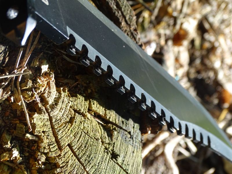 Masivní pilové zuby na hřbetu čepele nože dokáží řezat podobně jako u jedničky dřevo i kosti. Jak jsme i vyzkoušeli pila funguje, ale pro větší práci není.