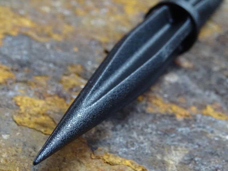 Odolný a funkční hrot bodce.