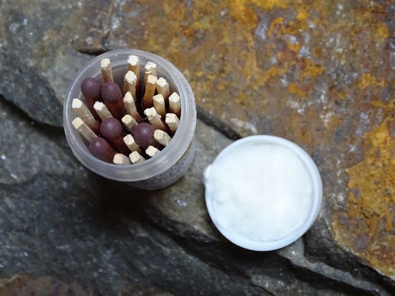 Takto dodávané kompaktní super sirky (vodě a větru odolné) jsou prozatím tím nejlepším, co si můžete na trhu pořídit. Sirka hoří intenzivním plamenem po dobu cca 10 vteřin.