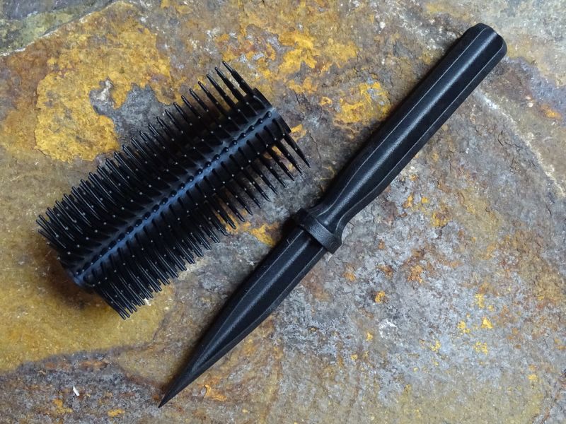 … až když hřeben chytnete do ruky a bodec vytáhnete, ukáže svoji pravou tvář. Jednoduché a překvapivé.