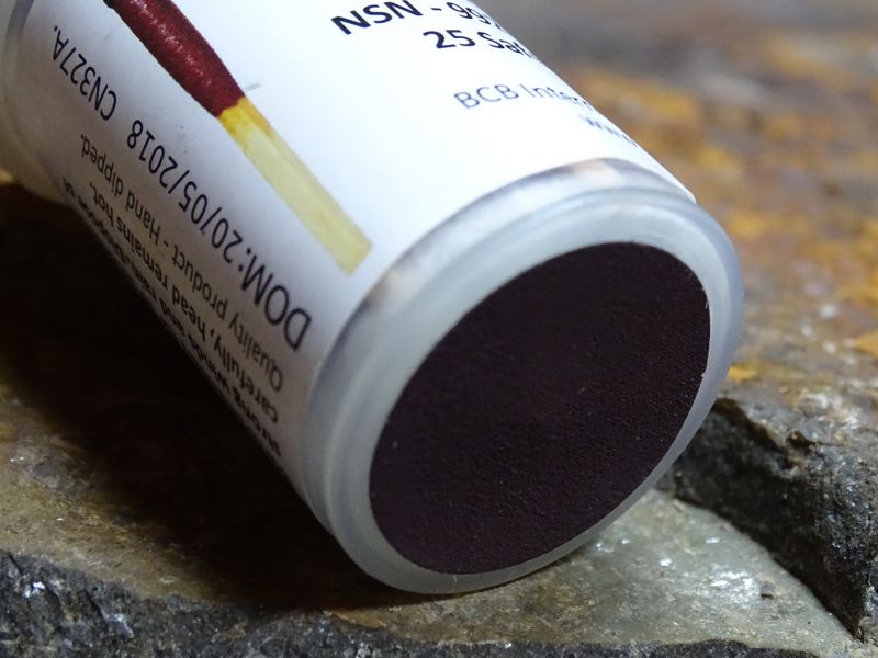 Voděodolná plastová tuba má škrtátko umístěné na svém dně a také na horní straně víčka.