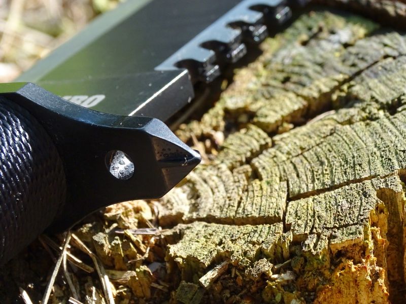 I dvojka využívá v konstrukci záštity integrovaný křížový šroubovák...