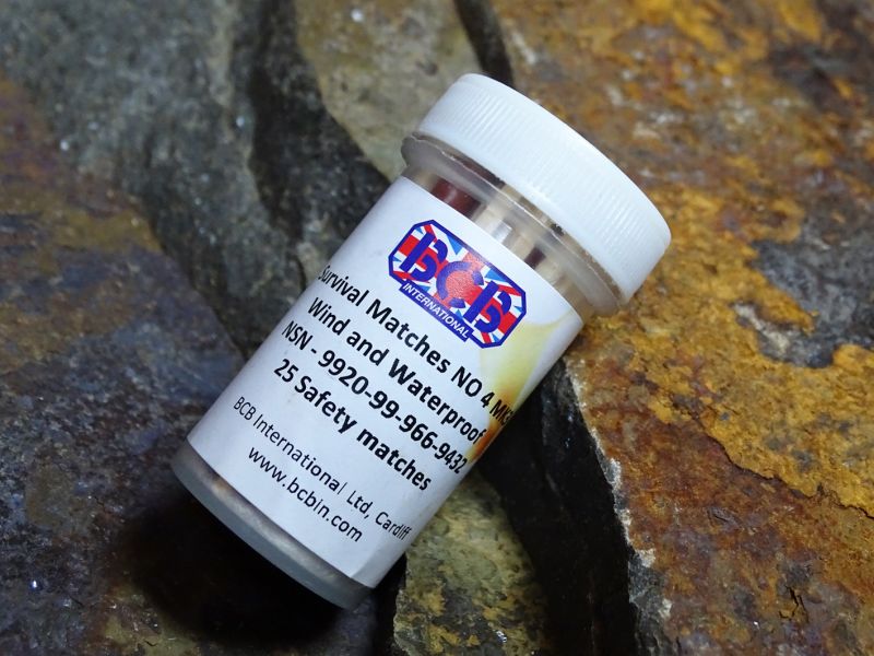 Plastová tuba se šroubovacím uzávěrem je dokonale voděodolná.