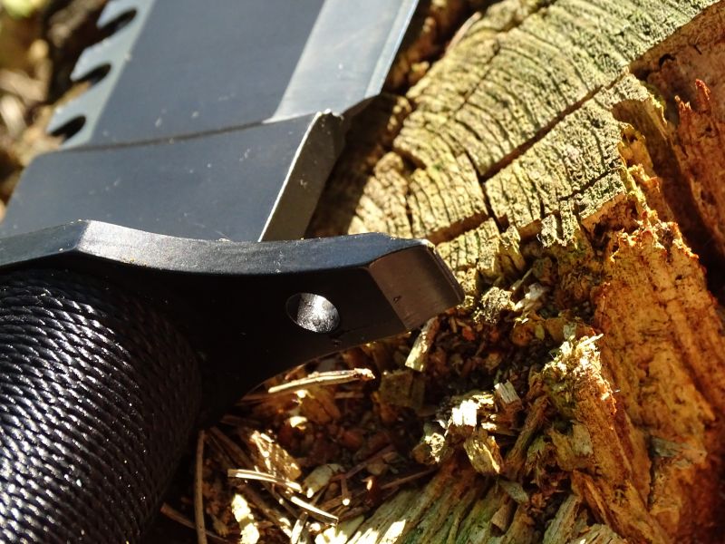 … a také plochý šroubovák. I zde jsou do záštity umístěny dva otvory kruhového průřezu.