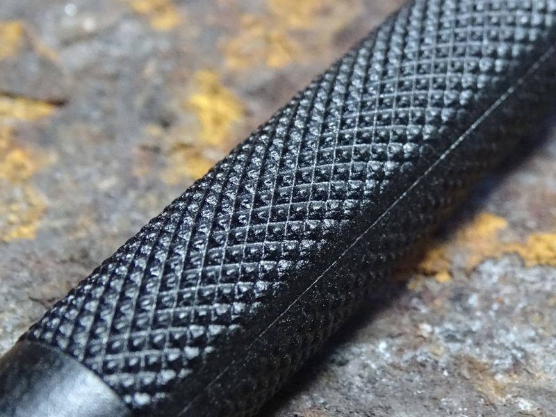 Příjemně zdrsněná rukojeť kruhového průřezu.