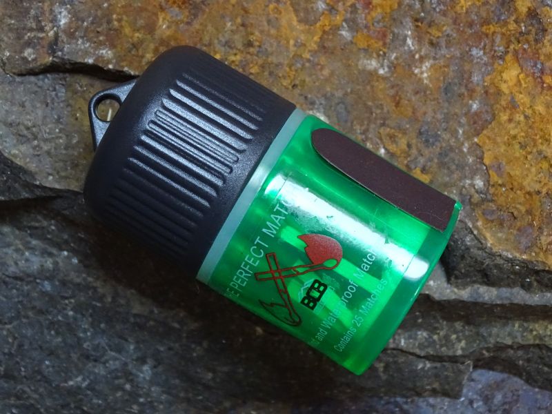 Jiný typ plastové tuby pro super sirky. Šroubovací uzávěr má i očko pro zavěšení.