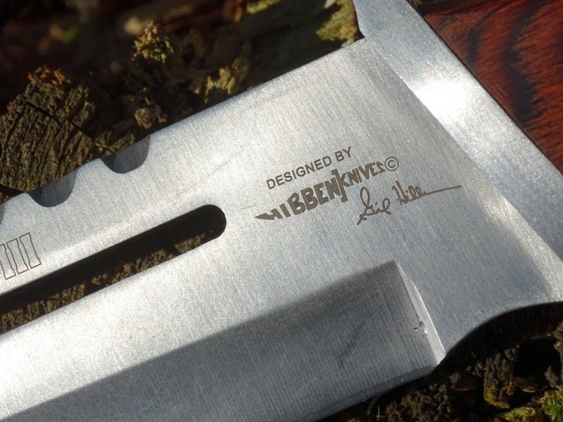 Detail vytvořeného označení včetně podpisu samotného tvůrce nože pro třetí pokračování série Rambo. Pro trojku nahradil Jimmy Lileho neméně zkušený a šikovný nožíř Gil Hibben. Prostě to již chtělo změnu.