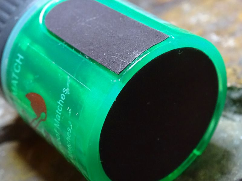 I zde je škrtátko umístěné na dně tuby, ale také na jejím boku.