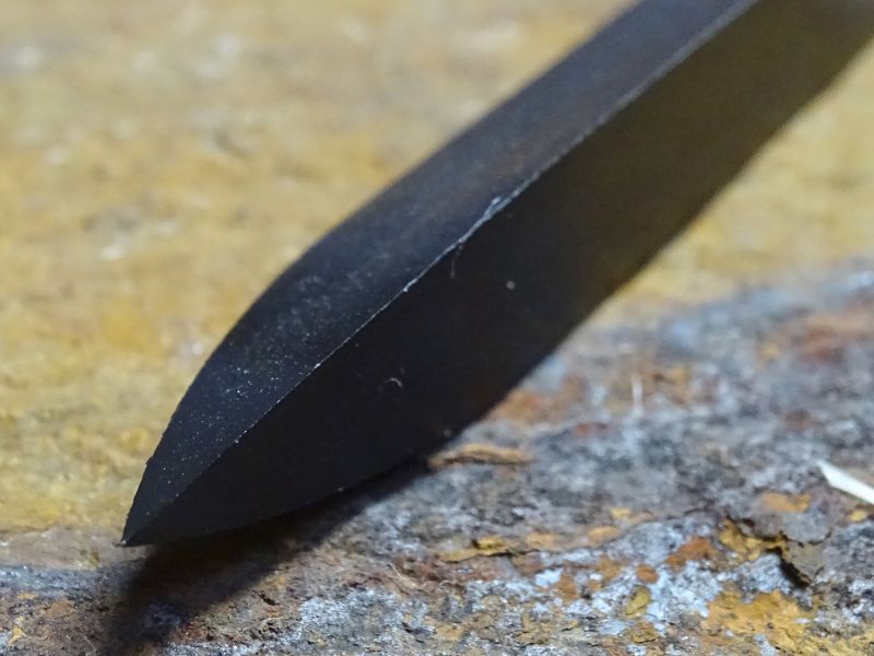 Masivní jehlanovitý hrot čepele je dokonale funkční a přesto tak konstrukčně jednoduchý.