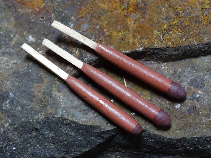 Sirka je celkově dlouhá 50 milimetrů a z toho má prodloužená hlavička plných 35 milimetrů.