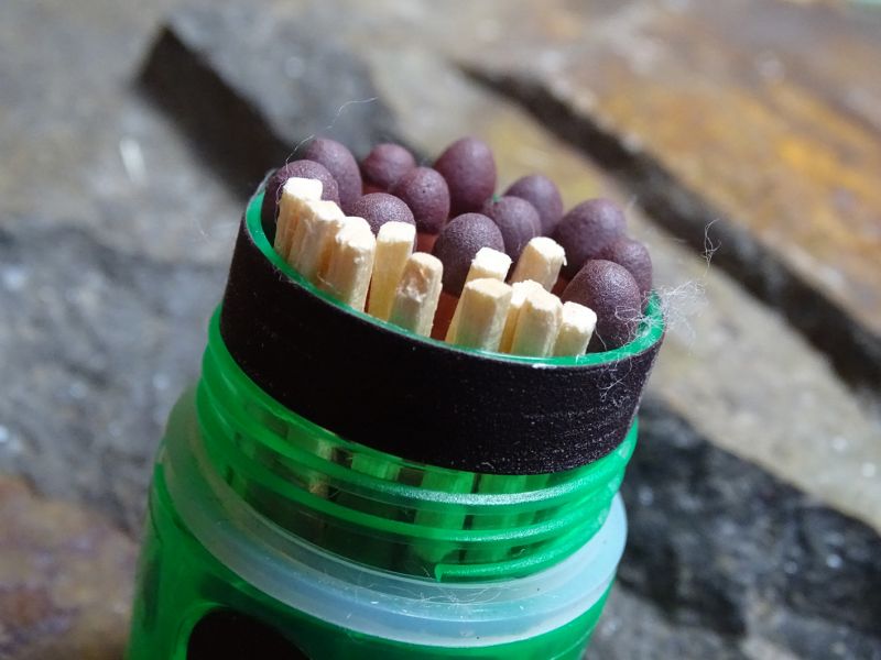 Tuba obsahuje škrtátko i uvnitř a je umístěno nad závitem.