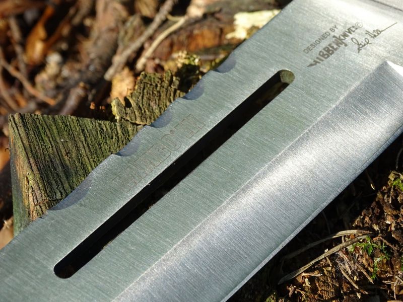 Asi málo kdo z nás věděl k čemu je opravdu vytvořen vyfrézovaný otvor značných rozměrů v horní zadní části čepele nože.A jen na odtok krve to není...