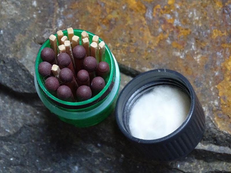 Do tuby se vejde 25 kusů super sirek. Vata obsažená ve víčku zamezuje zbytečnému pohybu sirek.