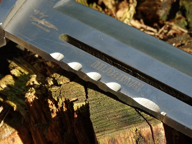 Zato zuby vytvořené na hřbetu čepele mají pouze jediný význam, a to designový. Prakticky jsou k ničemu, ale tak nějak pěkně tvarově rozbíjejí masivní ocelovou část nože.