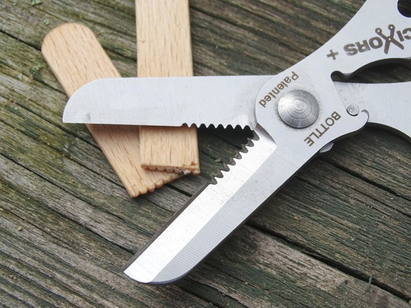 Na to, jak jsou nůžky malé, dokáží si poradit s poměrně odolnými materiály. Například dřívko od ledňáčku nebo syntetické šňůry nejsou nepřestříhnutelné...