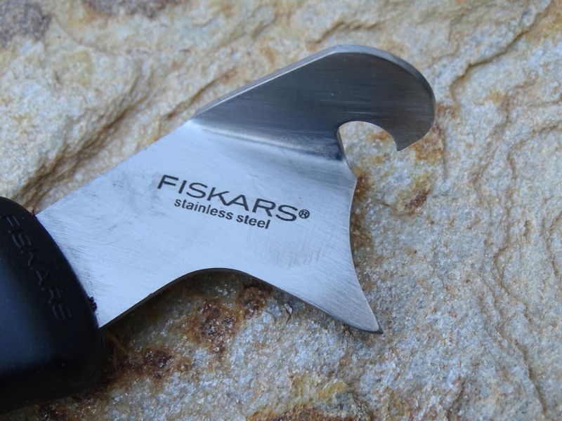 Obdobný pákový otevírač od renomované společnosti Fiskars. Dle osobní zkušenosti neotvírá tak dobře jako domácí KDS a navíc nemá integrovaný otevírač korunkových uzávěrů, ale cena je paradoxně vyšší (cca 160,- Kč). Otevírák je dlouhý 151 mm a váží 26 gramů, čemuž i odpovídá výrazně méně robustní konstrukce oproti KDS!