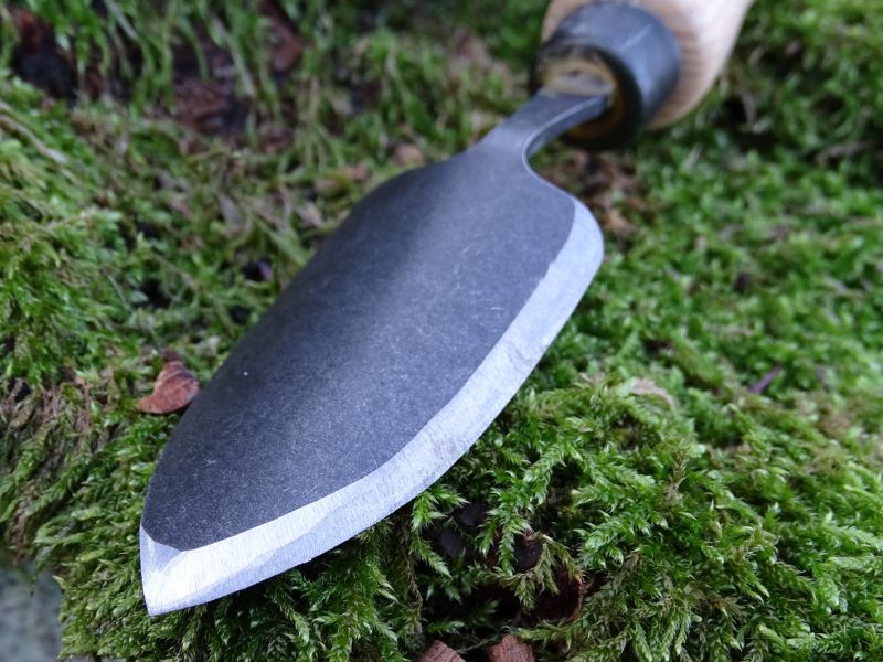 Pro článek jsem tohoto Krumpholzíka opravdu zakoupil (prodává se pod názvem bonsai) a jednu hranu ocelové lopatky taky dobrousil. Nezabere to více času než několik minut. No je pravda, že jsem použil elektrickou brusku na nože. S pilníkem to rozhodně vezme kousek víc času. Lopatkové ostří nůž úplně nenahradí, ale k nouzovému řezání poslouží. Přesně, jak říkal trempík.