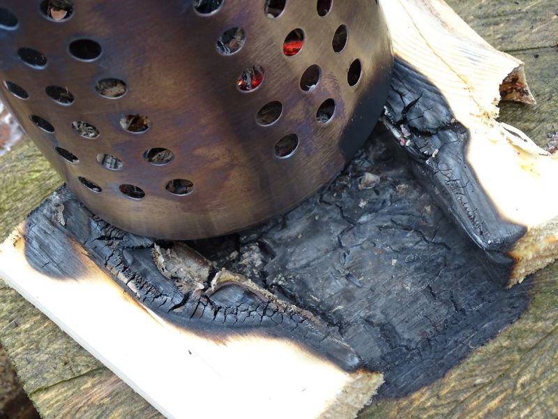 Z této fotografie je dobře vidět, jak je důležité vybrat nehořlavý podklad pod dřívkáč.