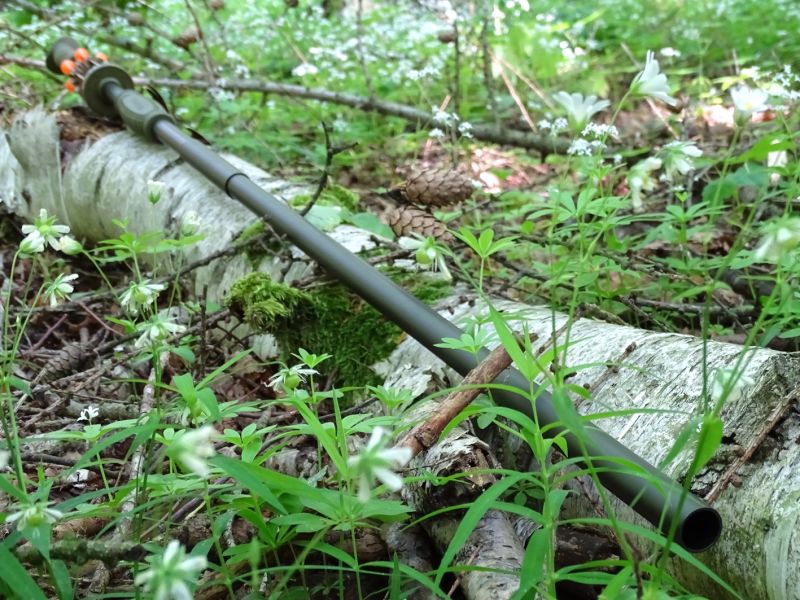 Byť foukačka může působit hamatným dojmem, nenechme se mýlit. Celá konstrukce foukačky je záležitostí tvrzeného hliníku (duralu) a několika gumoplastových doplňků. Celá foukačka tak dosahuje hmotnosti (bez šipek) pouhých 455 gramů.