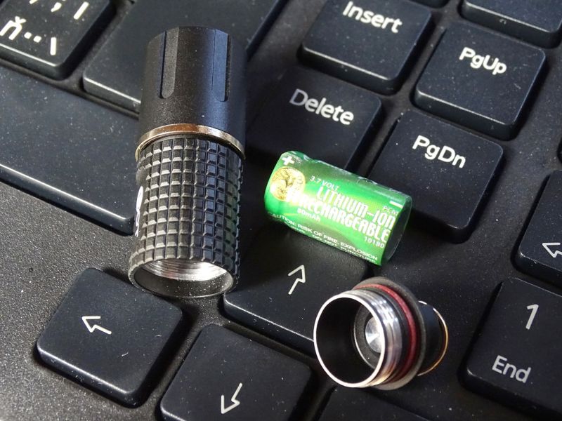 Po odšroubování zadního čela svítilny se dostaneme k dobíjecí a vyměnitelné Lithium-Ion baterii.