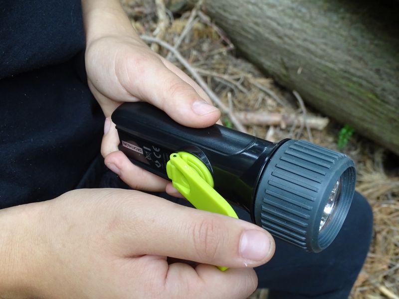 Dosvit plně nabité svítilny je až 40 metrů v režimu silného světla. Svítilnu si koupíte za 239,- Kč.