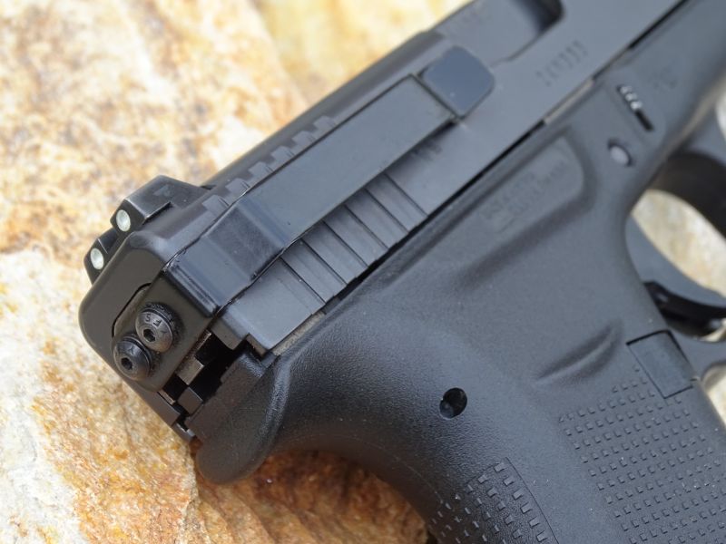 I u této konstrukčně užší varianty je instalace zcela shodná – pouze za pomoci dvou šroubů do vyměněného zadního čela závěru.